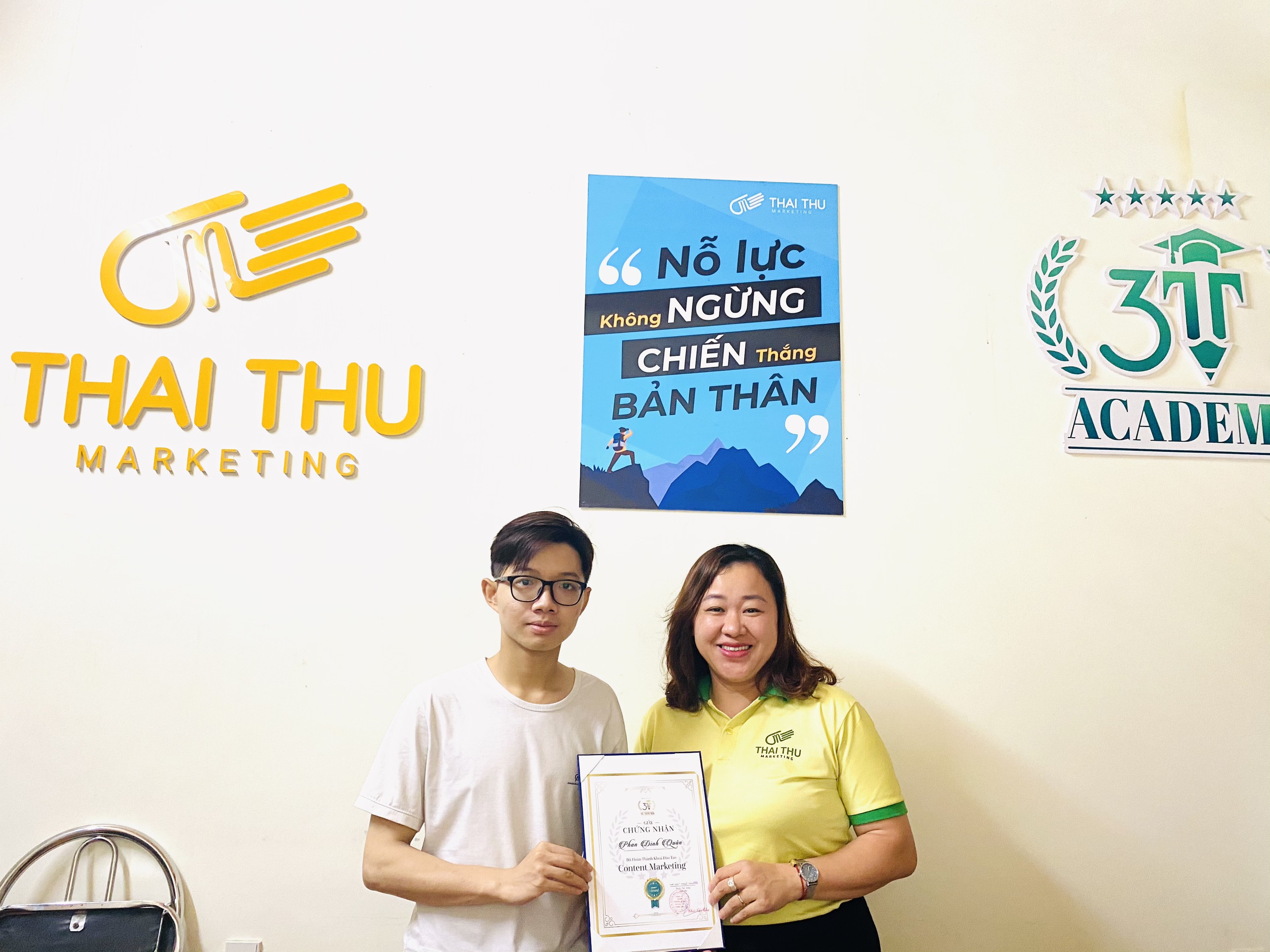 Học viên xuất sắc nhận chứng chỉ hoàn thành khóa học