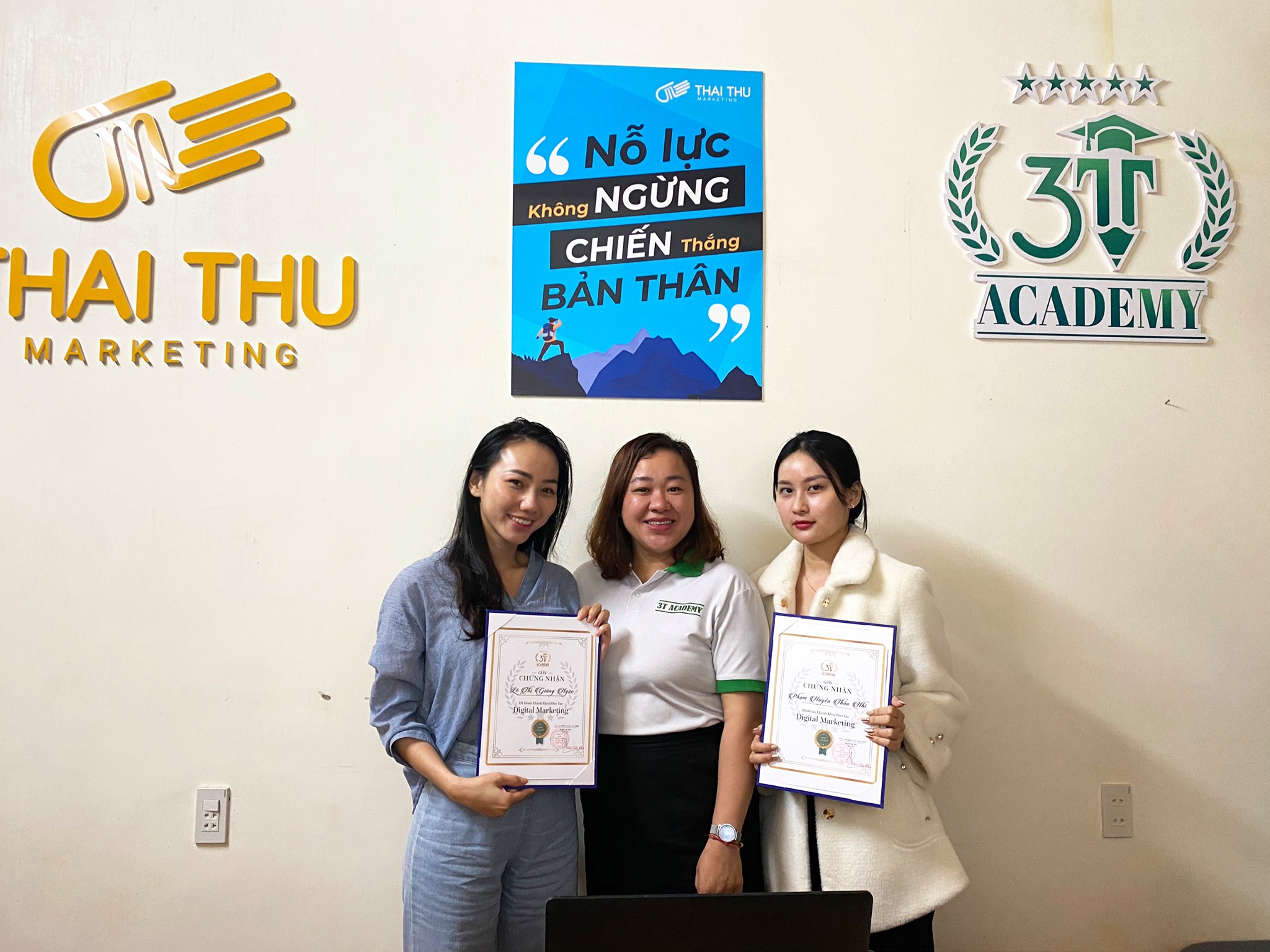 Các học viên hoàn thành xuất sắc khóa học